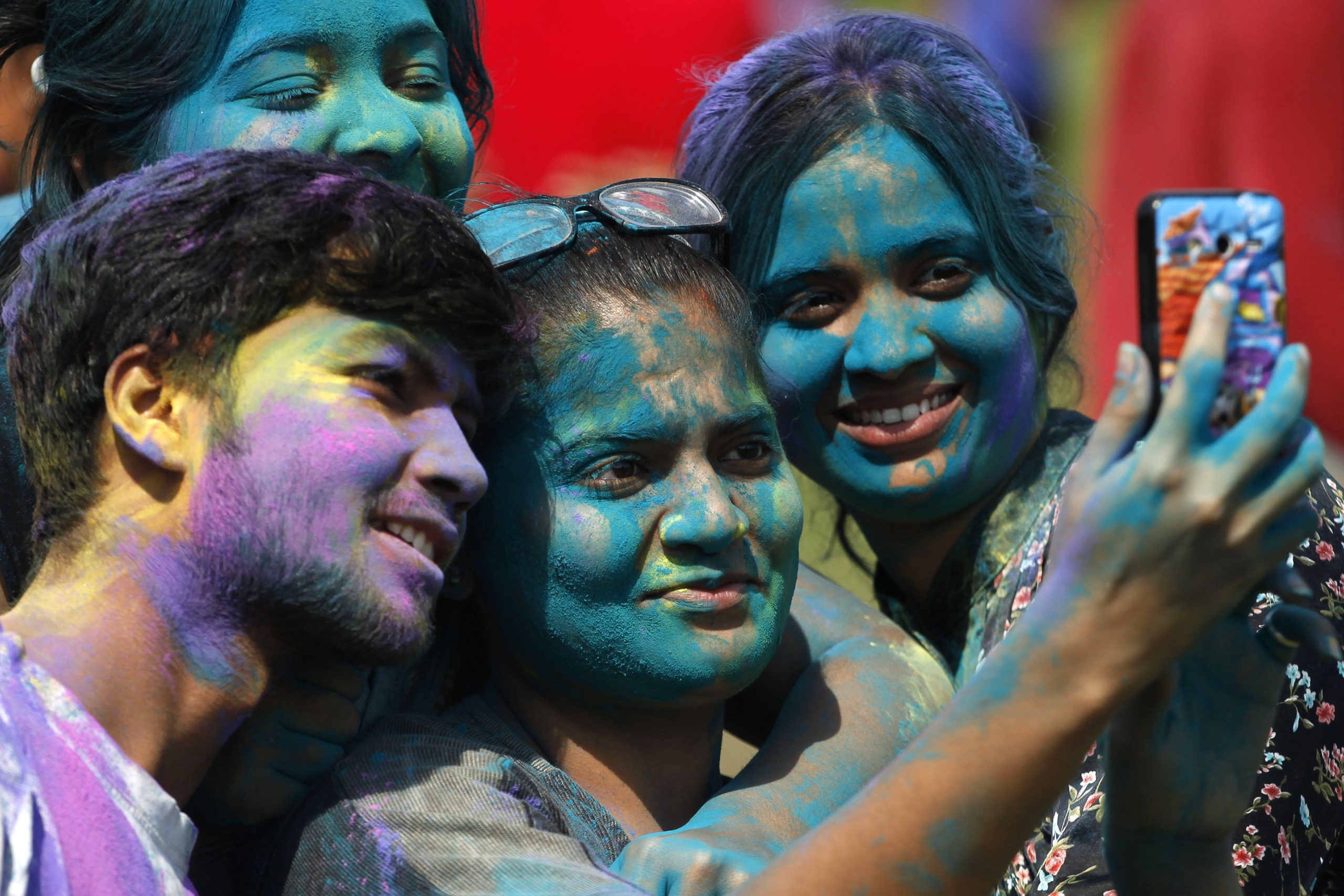 India sărbătorește Holi, festivalul culorilor