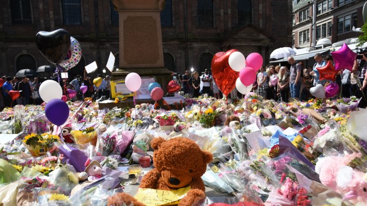 ANCHETĂ. Atac la concertul Arianei Grande: MI5 a ratat șansa de a opri atacul cu bombă de la Manchester