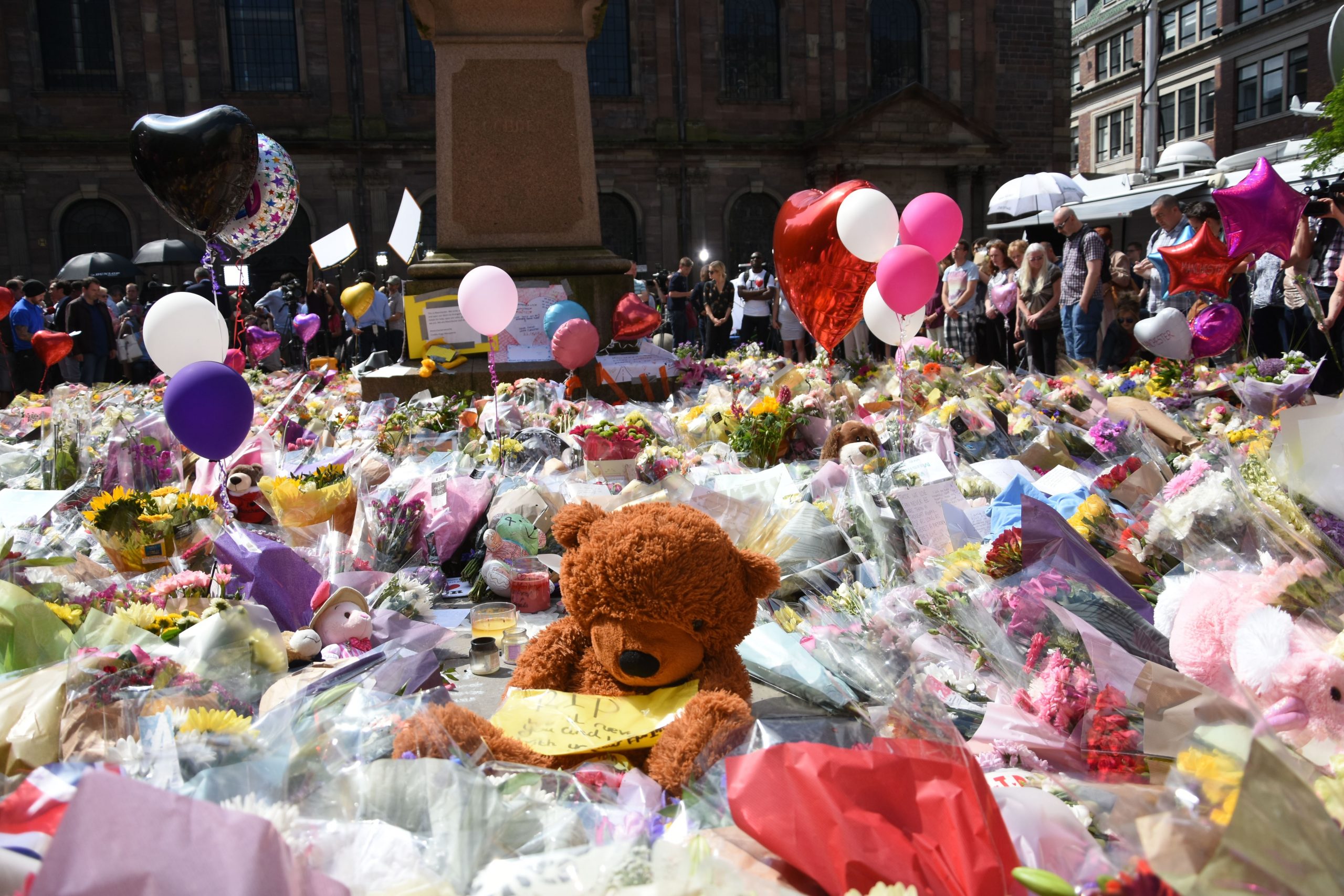 ANCHETĂ. Atac la concertul Arianei Grande: MI5 a ratat șansa de a opri atacul cu bombă de la Manchester