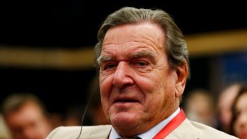 Prietenul lui Putin, Gerhard Schröder, nu va fi dat afară din Partidul Social-Democrat din Germania, în ciuda legăturilor cu Rusia