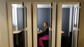 „Nu voia să lucrez nici în afara casei”: Povestea femeii despăgubite pentru îngrijirea exclusivă a fiicelor și a casei sale