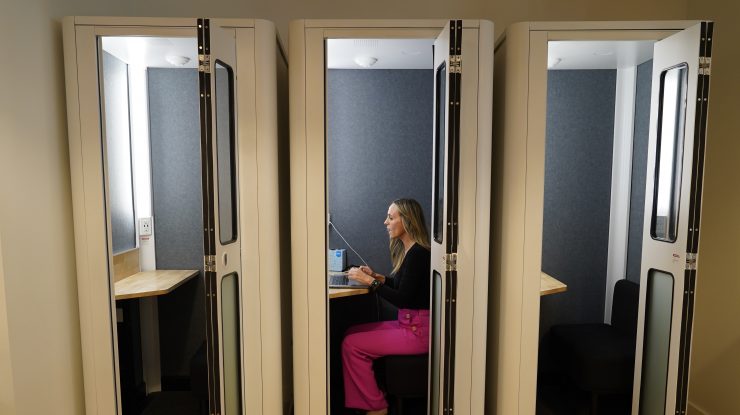 „Nu voia să lucrez nici în afara casei”: Povestea femeii despăgubite pentru îngrijirea exclusivă a fiicelor și a casei sale