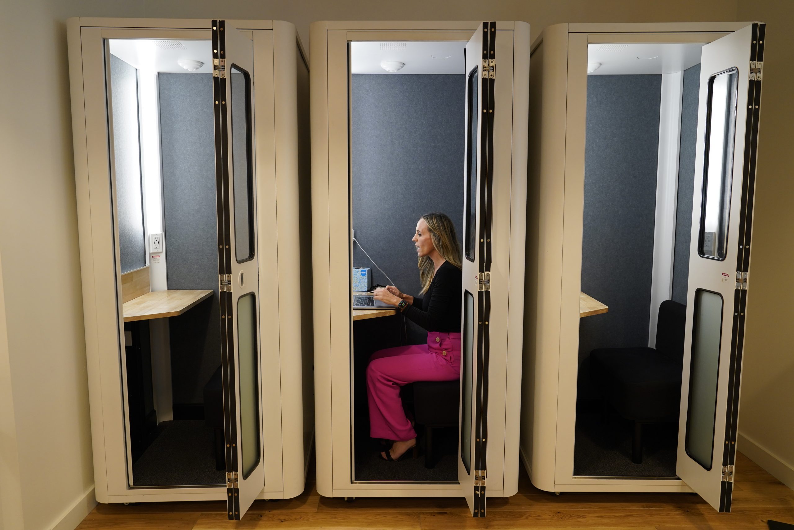 „Nu voia să lucrez nici în afara casei”: Povestea femeii despăgubite pentru îngrijirea exclusivă a fiicelor și a casei sale