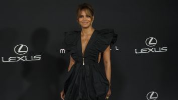 FOTO. Vedeta Hollywood Halle Berry, 56 de ani, își arată încrederea și frumusețea într-un selfie nud în oglindă