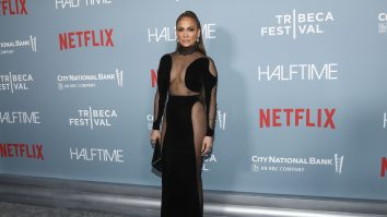 VIDEO. Jennifer Lopez a strălucit într-o rochie decoltată la petrecerea de lansare a colaborării sale cu Revolve. De ce a lipsit Ben Affleck?