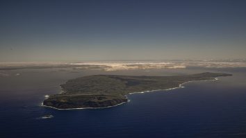 Un grup de cercetători din Brazilia a descoperit „roci” din plastic „terifiante” pe o insulă îndepărtată