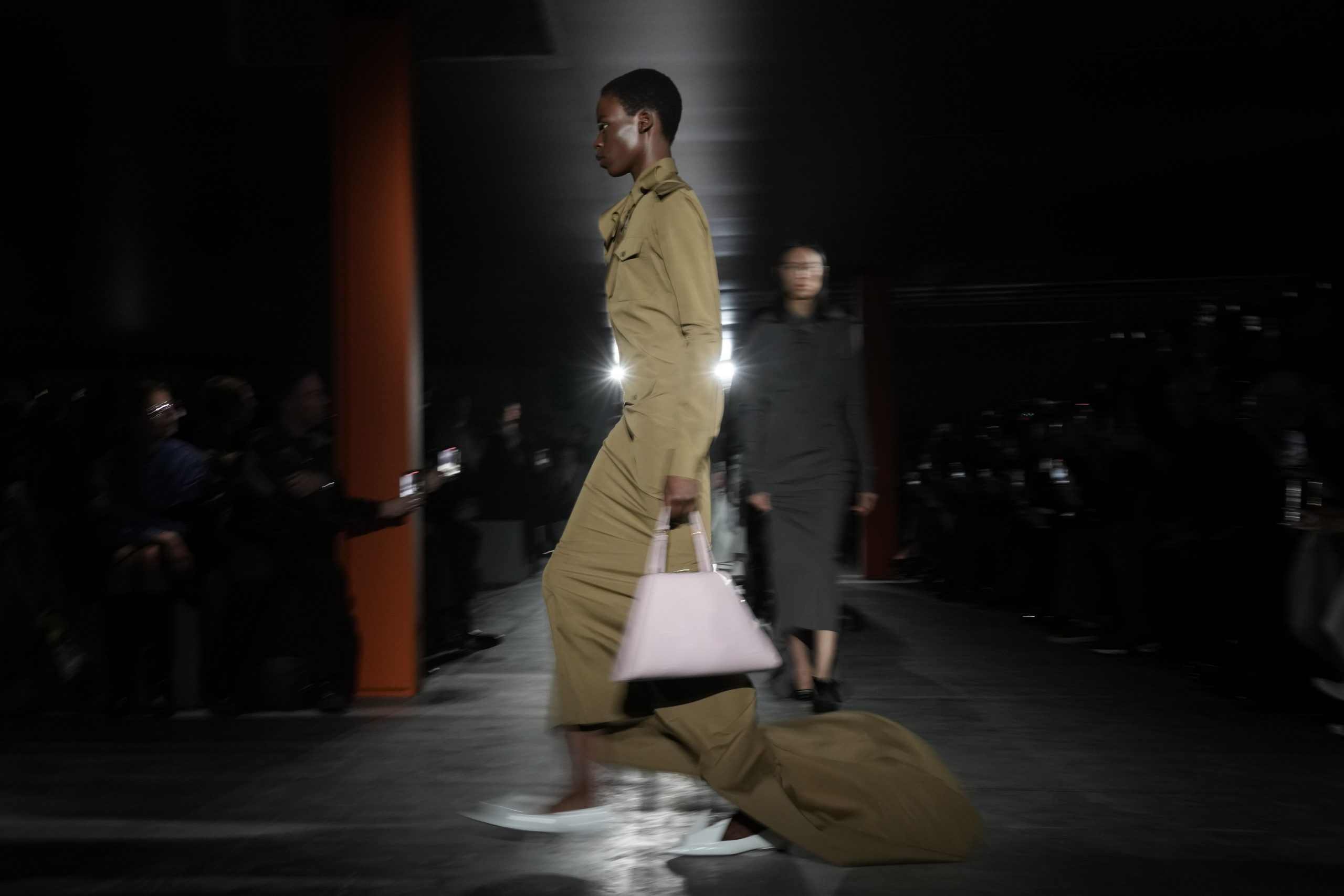 VIDEO. Adobe și Prada duc shoppingul la alt nivel. Cum arată viitorul cumpărăturilor
