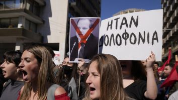 „Sună-mă când ajungi acolo” , mesajul unei mame transformat în slogan de grecii furioși