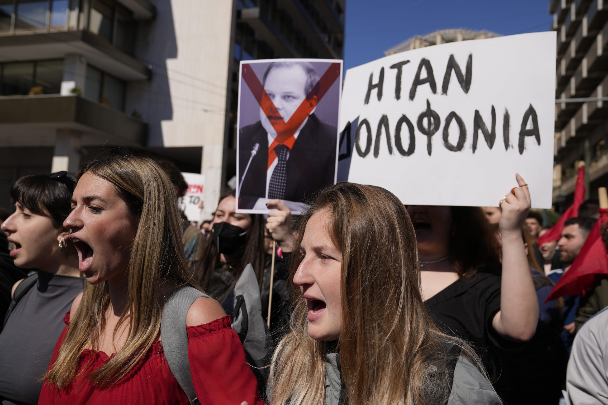 „Sună-mă când ajungi acolo” , mesajul unei mame transformat în slogan de grecii furioși