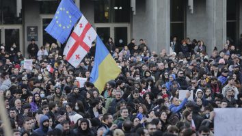 A doua zi de proteste masive în Georgia. Oamenii au ieșit din nou în stradă pentru a contesta o lege „de inspirație rusă”
