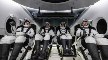Astronauții care vor ajunge pe Lună vor abandona costumele spațiale pe orbită. Motivul?