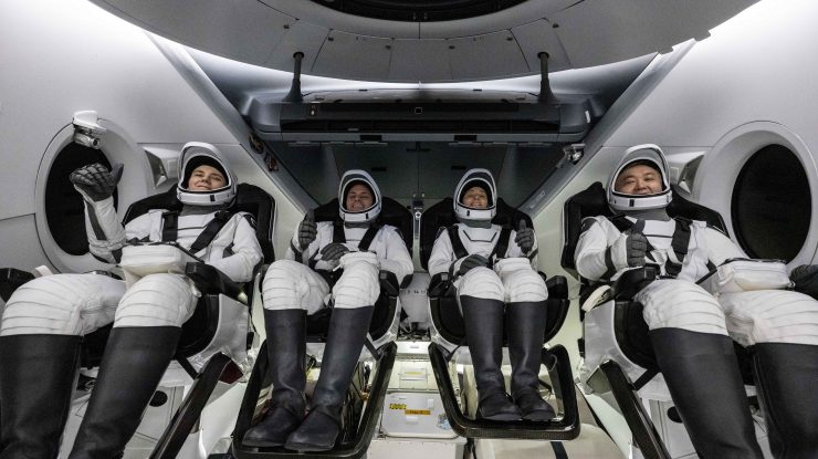 Astronauții care vor ajunge pe Lună vor abandona costumele spațiale pe orbită. Motivul?