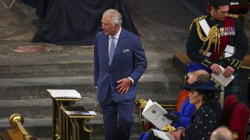 FOTO. Olarii britanici produc la capacitate maximă cești și farfurii dedicate noului rege