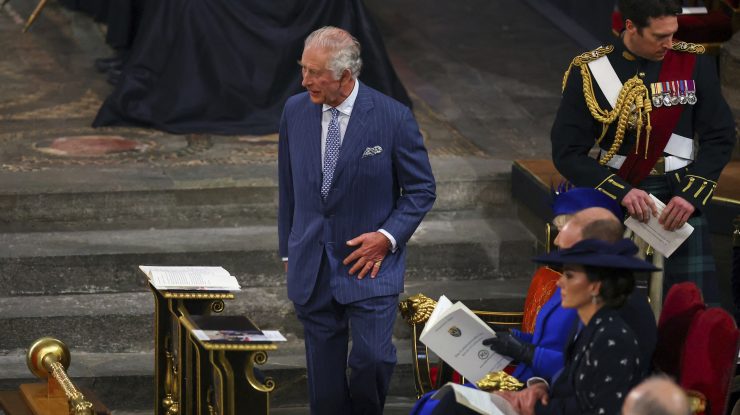 FOTO. Olarii britanici produc la capacitate maximă cești și farfurii dedicate noului rege