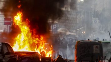 VIDEO. Fanii lui Eintracht Frankfurt fac ravagii în Napoli. Proiectile și fumigene asupra polițiștilor după ce li s-a interzis accesul pe stadion