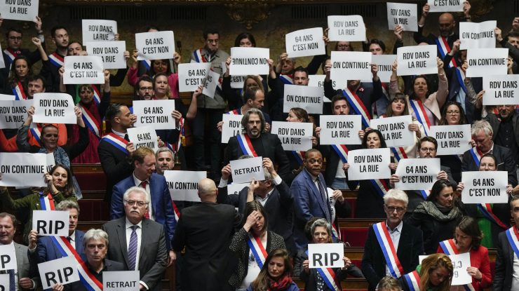 VIDEO. Reforma pensiilor în Franța: Cele două moțiuni de cenzură împotriva guvernului au picat/Proteste masive la Paris