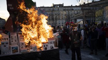 VIDEO. Noi proteste în Franța față de reforma pensiilor. În Marsilia, manifestanții au pătruns pe șinele de tren din gara Saint-Charles