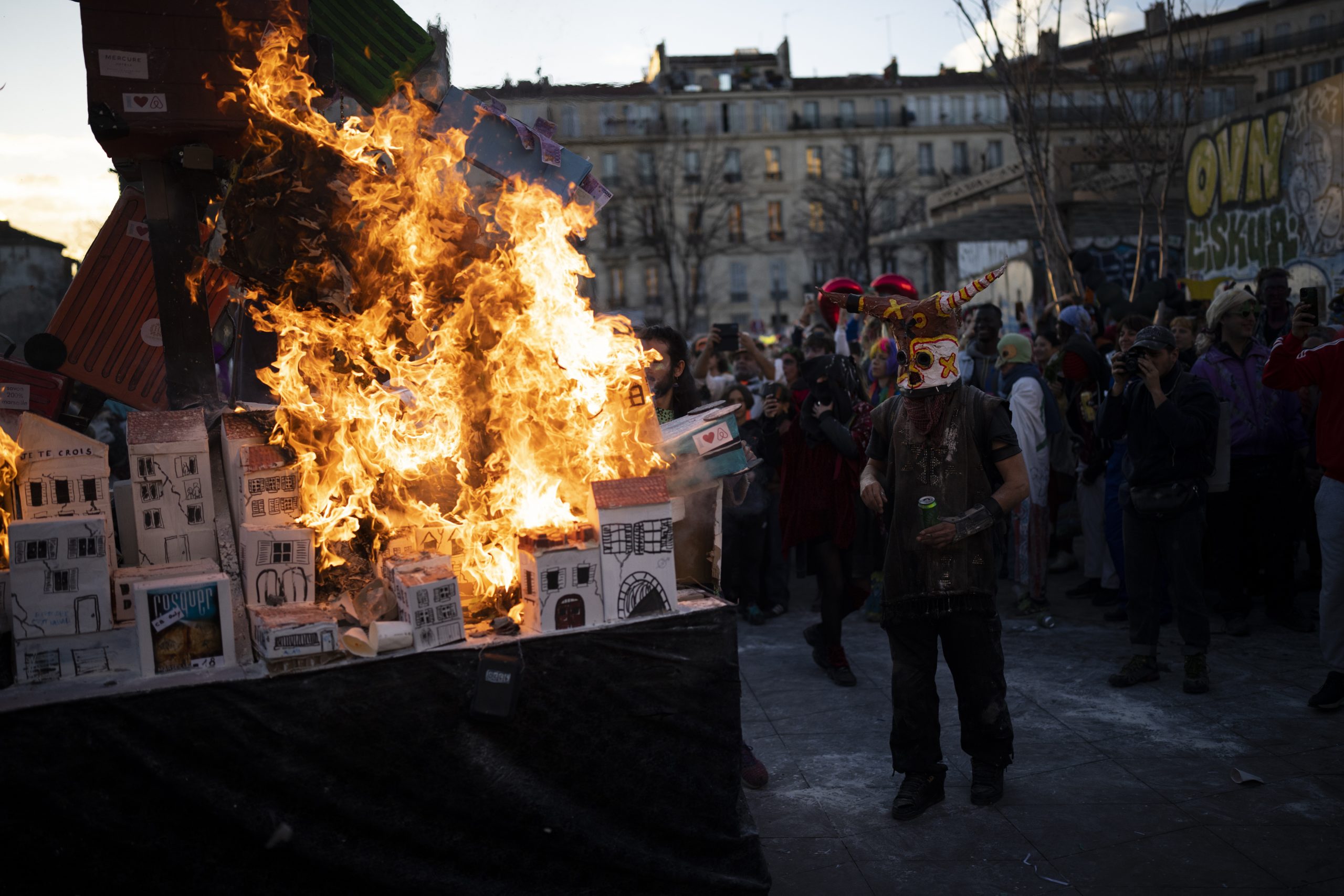 VIDEO. Noi proteste în Franța față de reforma pensiilor. În Marsilia, manifestanții au pătruns pe șinele de tren din gara Saint-Charles