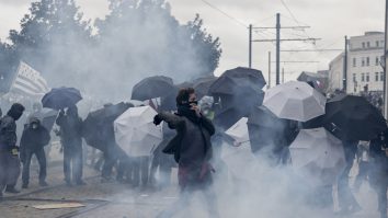 VIDEO. Protestatarii din Franța folosesc artificii și cocktailuri Molotov. 22 de polițiști sunt grav răniți