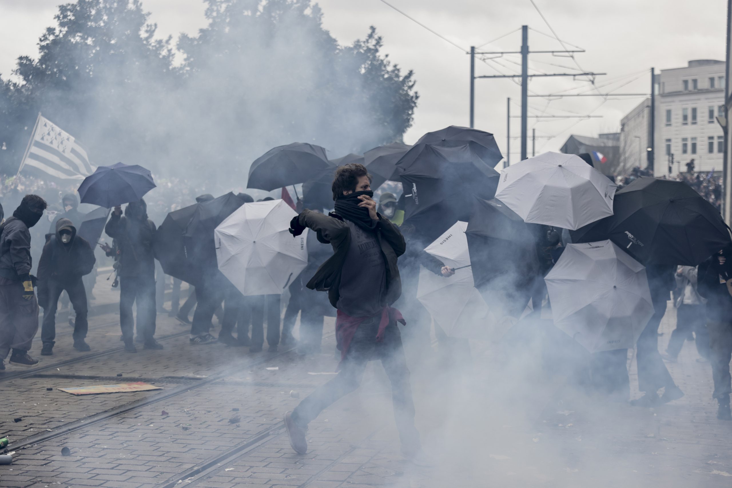 VIDEO. Protestatarii din Franța folosesc artificii și cocktailuri Molotov. 22 de polițiști sunt grav răniți