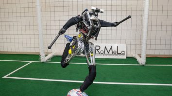 VIDEO Robotul fotbalist despre care se spune că este „mai bun decât Messi”