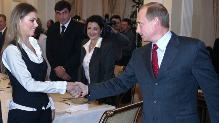 „Îl iubesc foarte mult”: Momentul în care „iubita” gimnastă a lui Putin recunoaște într-un interviu televizat cum președintele rus este „bărbatul ei ideal”, dar este „speriată” de fericire