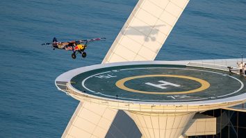VIDEO. Un pilot Red Bull a aterizat cu avionul pe heliportul Burj Al Arab