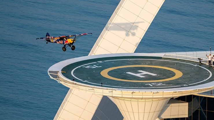VIDEO. Un pilot Red Bull a aterizat cu avionul pe heliportul Burj Al Arab