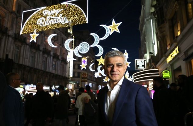 „Happy Ramadan” : Străzile Londrei au fost decorate pentru prima dată în istorie, cu ocazia evenimentului