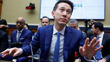 Noua obsesie de pe TikTok. Utilizatorii postează videoclipuri cu CEO-ul Shou Zi Chew, văzut ca un erou