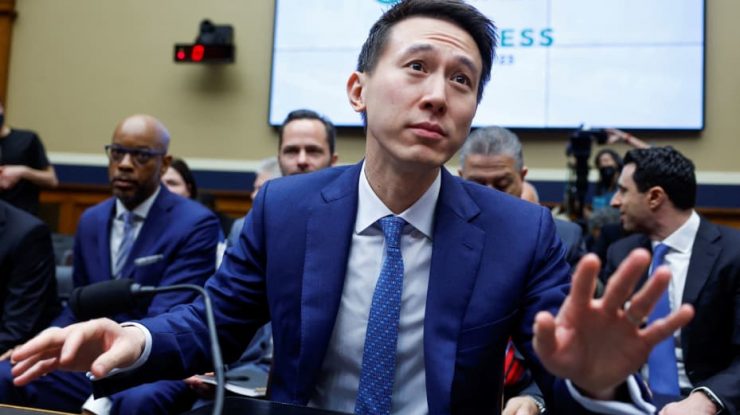 Noua obsesie de pe TikTok. Utilizatorii postează videoclipuri cu CEO-ul Shou Zi Chew, văzut ca un erou