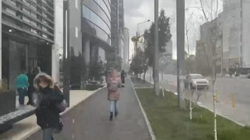 VIDEO. Ninsoare la final de martie în București. Imaginile surprinse pe străzile din Capitală