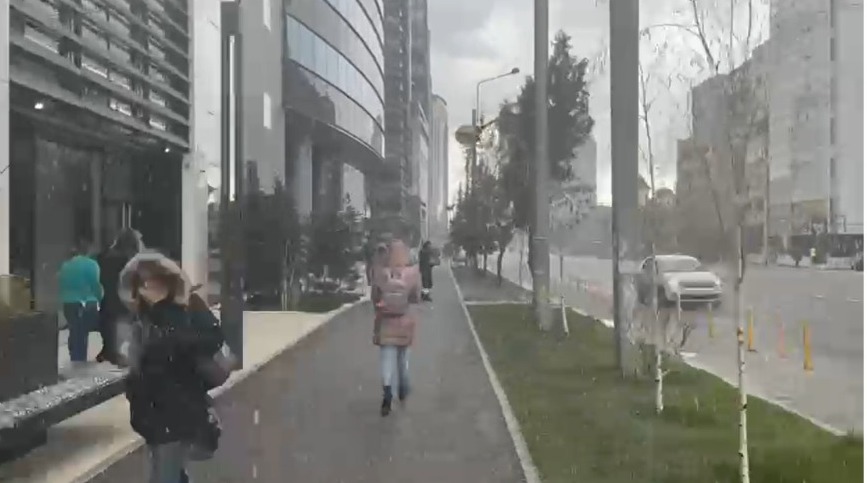 VIDEO. Ninsoare la final de martie în București. Imaginile surprinse pe străzile din Capitală