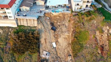 FOTO. Ploile abundente și alunecările de teren din California au făcut ca o parte a unei piscine să atârne pe marginea unei stânci