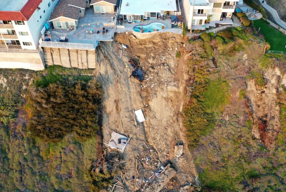 FOTO. Ploile abundente și alunecările de teren din California au făcut ca o parte a unei piscine să atârne pe marginea unei stânci