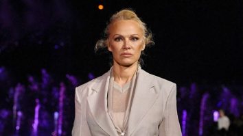Pamela Anderson, în vârstă de 55 de ani, a atras toate privirile în timp ce deschide prezentarea de modă Hugo Boss