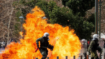 Protestele continuă în Grecia. Ciocniri au izbucnit între poliție și un grup de manifestanți care au aruncat cu bombe cu benzină în Atena