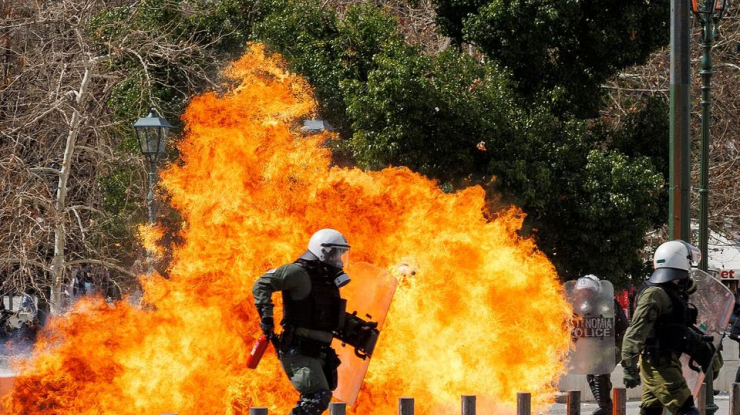 Protestele continuă în Grecia. Ciocniri au izbucnit între poliție și un grup de manifestanți care au aruncat cu bombe cu benzină în Atena