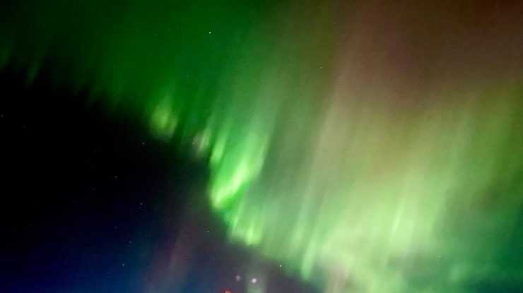 Un pilot și-a încântat pasagerii cu o priveliște uimitoare, efectuând un survol la 360 de grade pentru a vedea aurora boreală