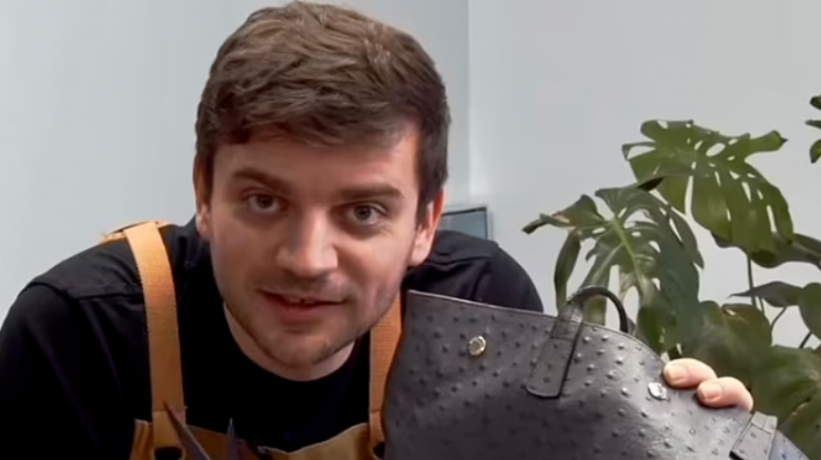Secretul din spatele genților de designer. Un bărbat dă foc poșetelor de lux pentru a le afla adevărata valoare – VIDEO