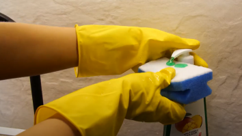 Un expert în curățenie împărtășește greșeala pe care oamenii o fac cu buretele sau laveta după fiecare utilizare