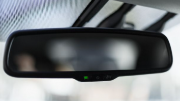 Șoferii sunt încântați de butonul secret de pe oglinda retrovizoare ce dezvăluie funcții ascunse. Știai de el?