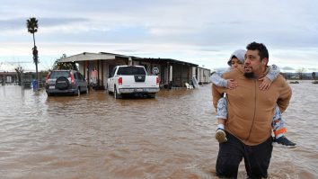 Inundaţiile în California au dus la decesul a două persoane. Aproape 10.000 de persoane se află sub ordin de evacuare