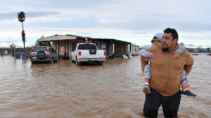 Inundaţiile în California au dus la decesul a două persoane. Aproape 10.000 de persoane se află sub ordin de evacuare