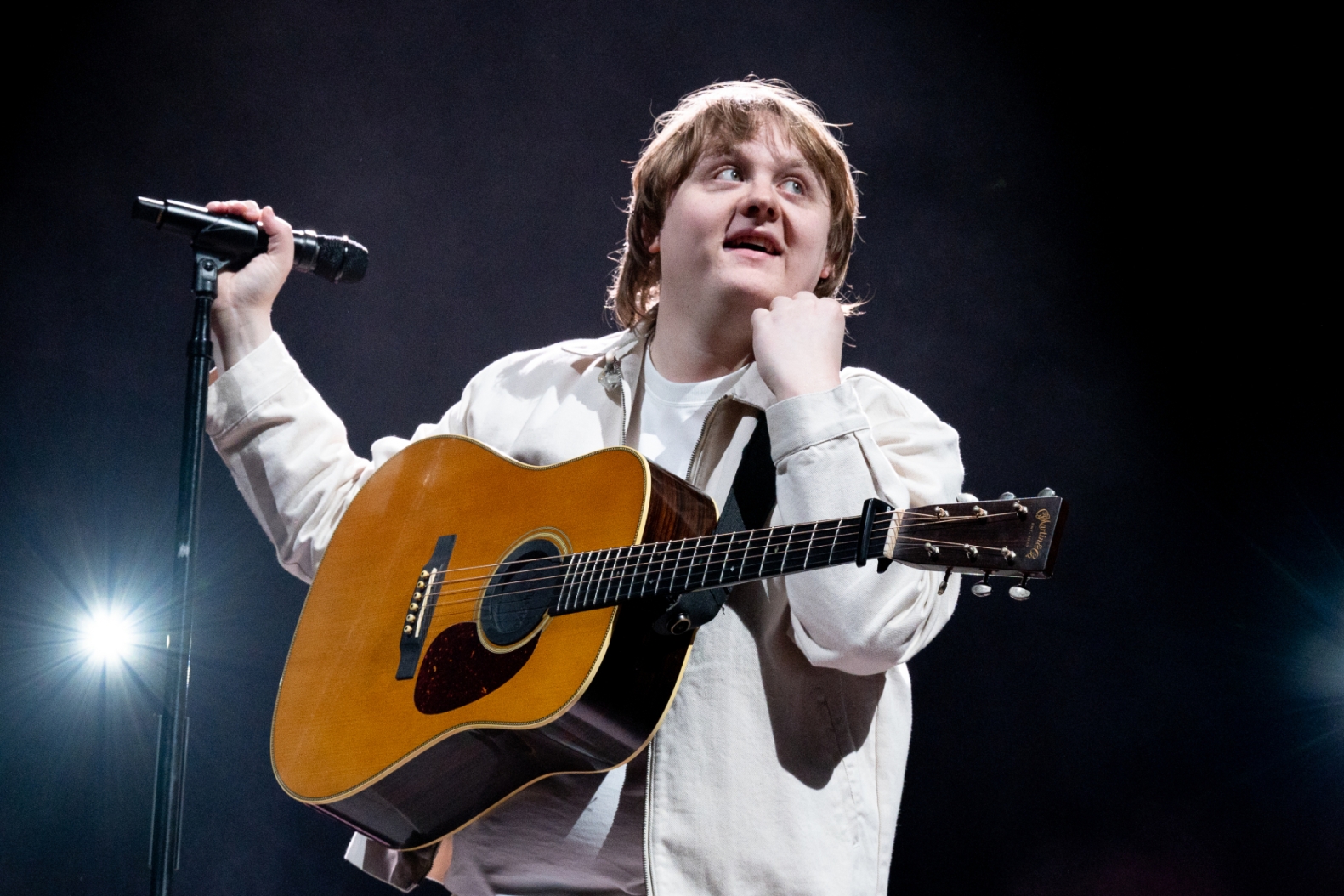 Lewis Capaldi dezvăluie cum simptomele sindromului Tourette au scăpat de sub control: „A fost absolut îngrozitor”