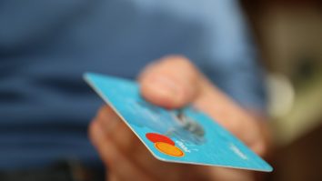 ANALIZĂ. Românii comandă mai rar mâncare online. Cauza din spatele scăderii comenzilor