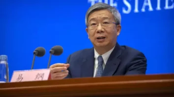 China și-a menținut în funcție guvernatorul băncii centrale și ministrul de finanțe, deși țara se confruntă cu dificultăți economice