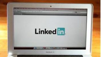 LinkedIn adaugă instrumente de inteligență artificială pentru a genera texte de profil și descrieri de joburi