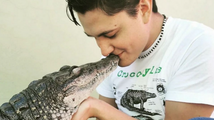 Un bărbat are un crocodil ca animal de companie care doarme în patul său