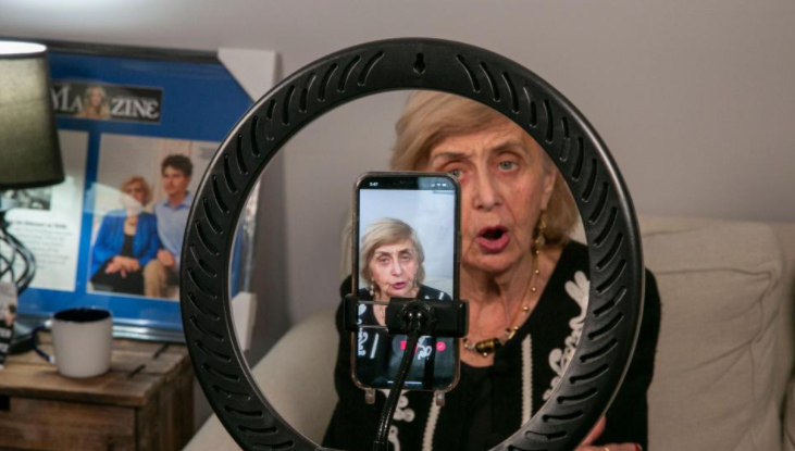 Tova Friedman a devenit vedetă pe TikTok la 85 de ani. Poveștile ei despre Holocaust i-au adus succesul. VIDEO